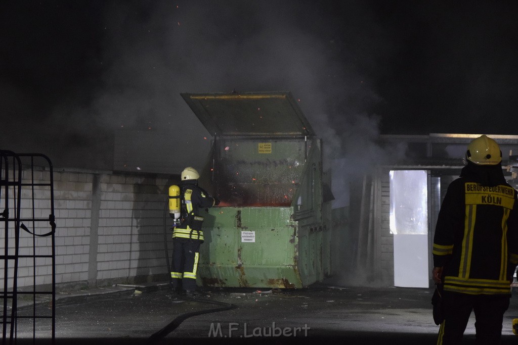 Feuer Papp Presscontainer Koeln Hoehenberg Bochumerstr P055.JPG - Miklos Laubert